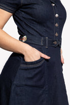 Queen Kerosin - 50s Swing Jeanskleid mit Stickerei