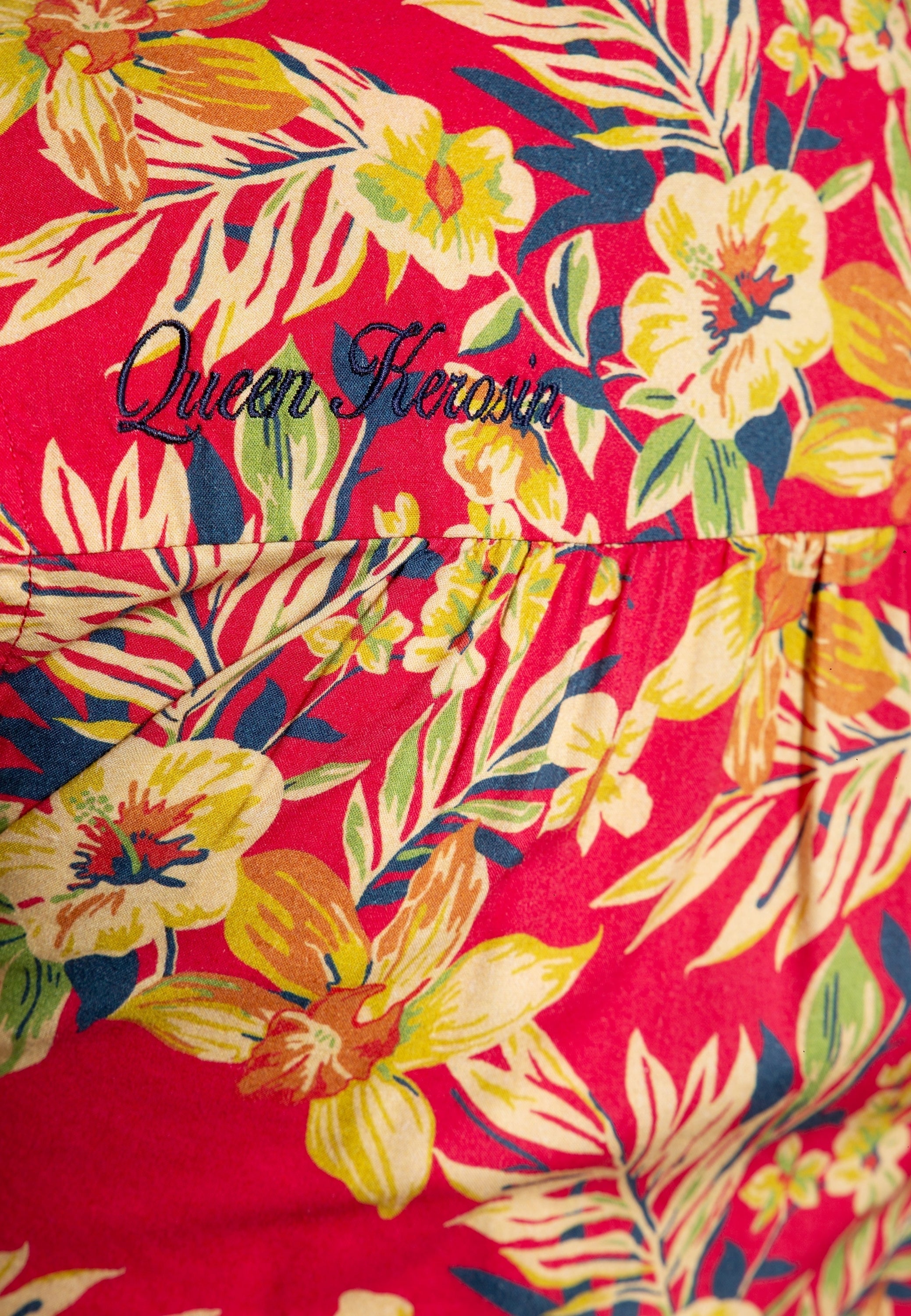 Queen Kerosin - Ärmellose Bluse zum Binden «Hawaii Red»