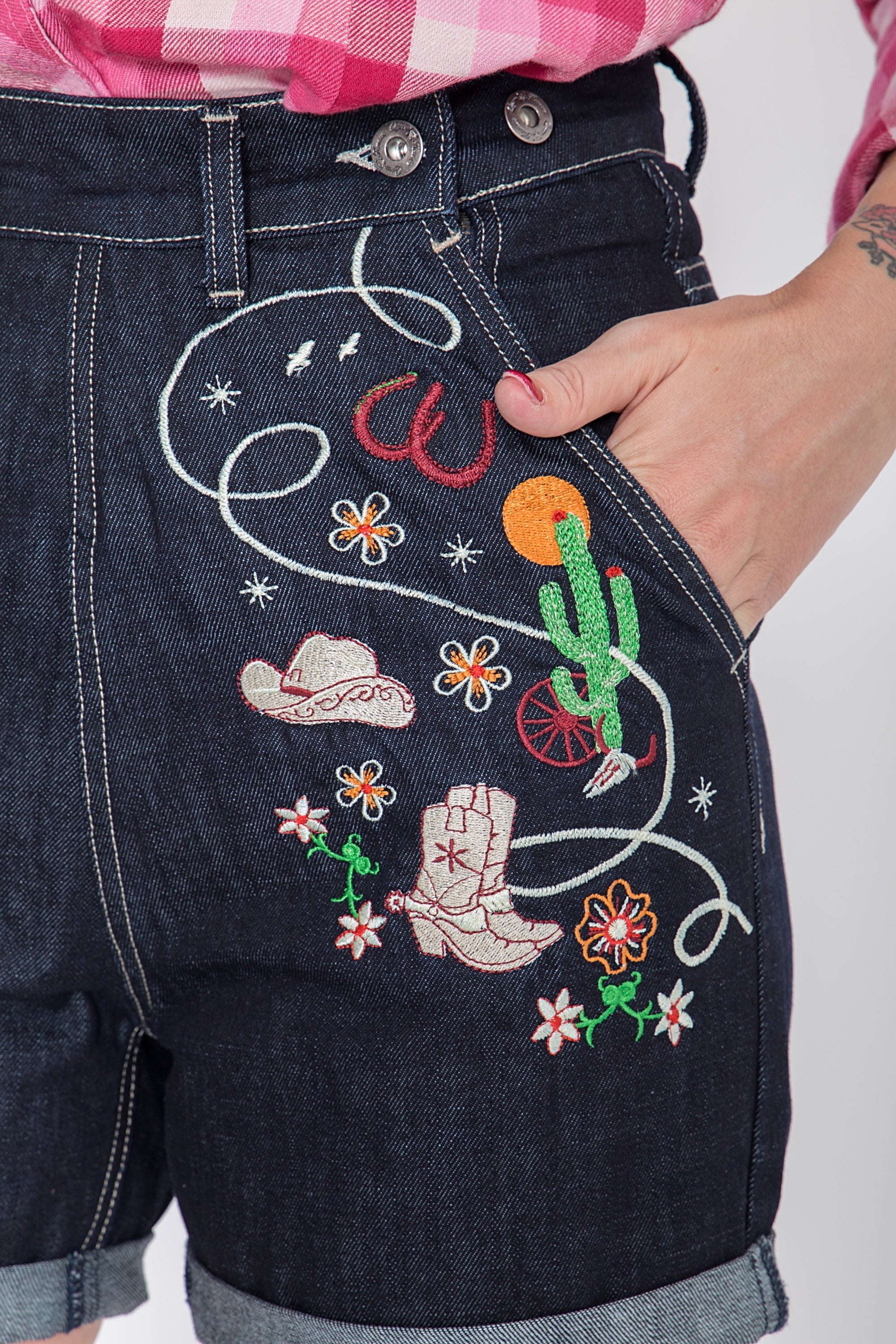 Jeansshorts mit Stickereien im Western-Look - KING KEROSIN