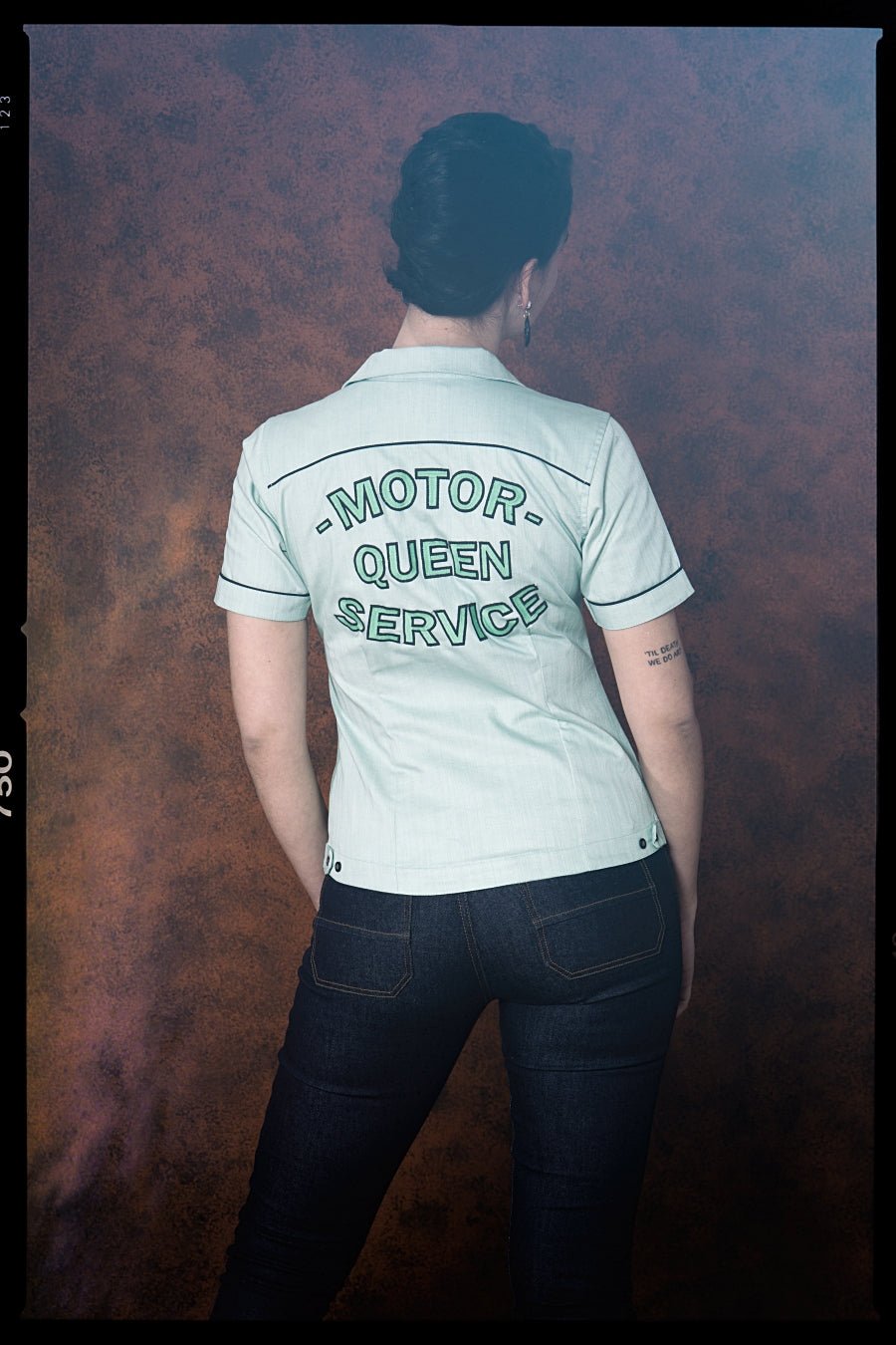 Queen Kerosin - Kurzarm Reverskragen Bluse im Racing Design «Motor Queen»