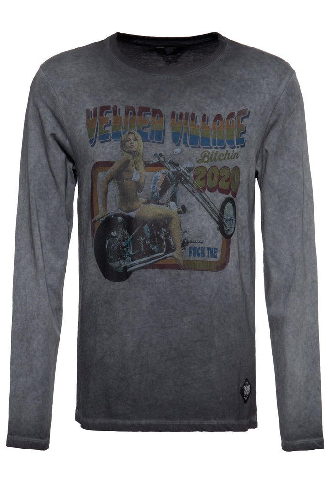 Queen Kerosin Longsleeve mit Retro-Print und Oilwash-Effekt «Velden Village 2020»