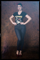 Queen Kerosin - T-Shirt mit Frontprint und V-Ausschnitt «Oowwwoooo»